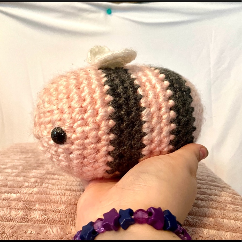 Crochet bee